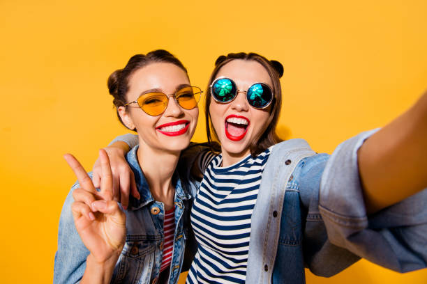 写真を撮影する2人の女性